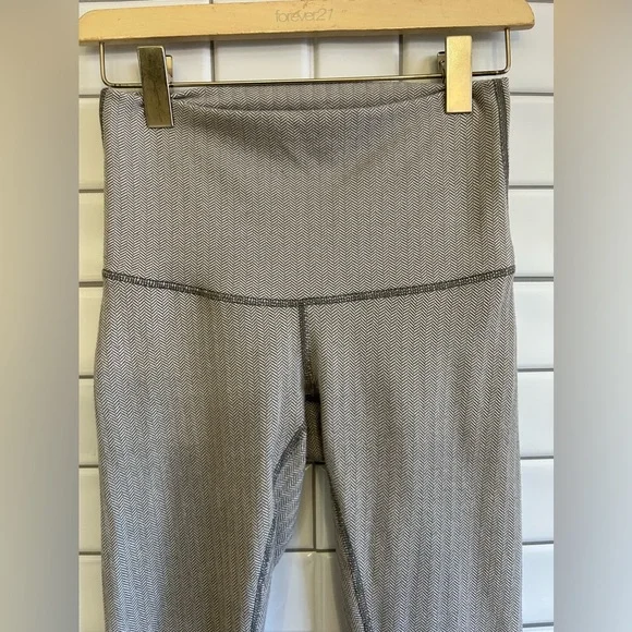 Lululemon High Waist Lleggins /Light gray / Size 4 - Picture 2 of 8